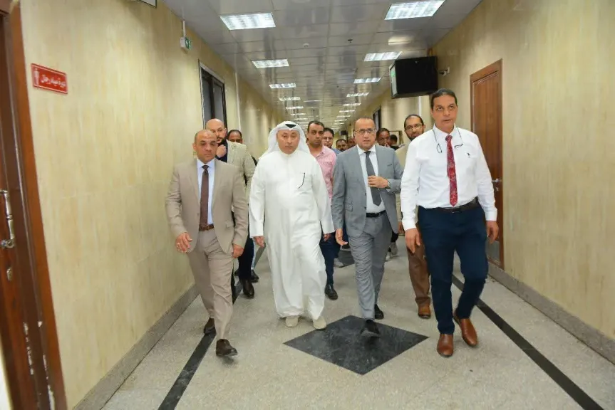 المكتب الكويتي ” يهدي مستشفى الإصابات  بجامعة  جهاز أشعة