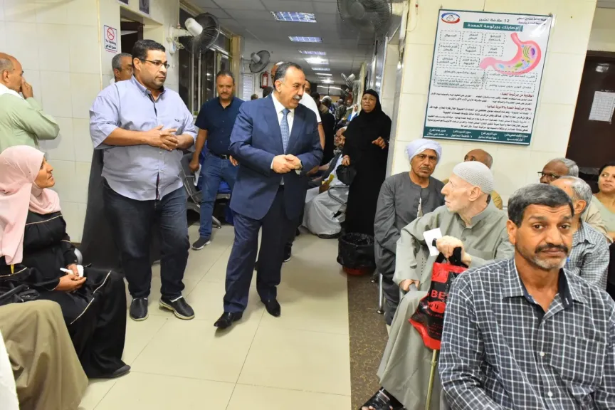 محافظ أسيوط يتفقد عيادة التأمين الصحي بمجمع المصالح