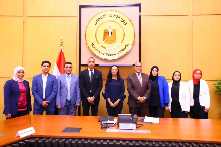 وزيرة التضامن الاجتماعي تكرم اعضاء  اللجنة العليا للأسر البديلة الكافلة  تقديرا لمجهوداتهم