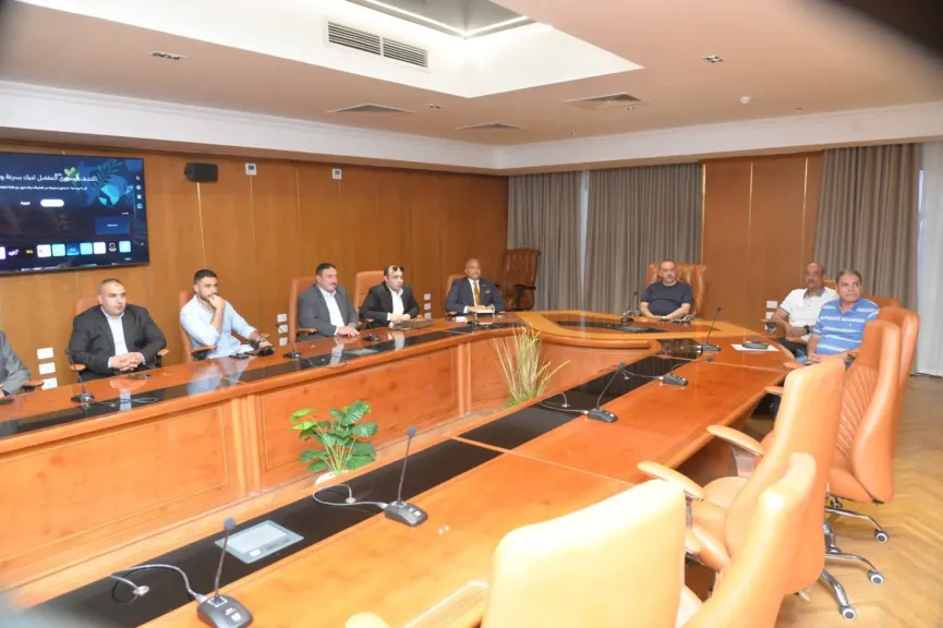 محافظ أسيوط يجتمع مع مجموعة من المستثمرين لعرض الفرص الاستثمارية