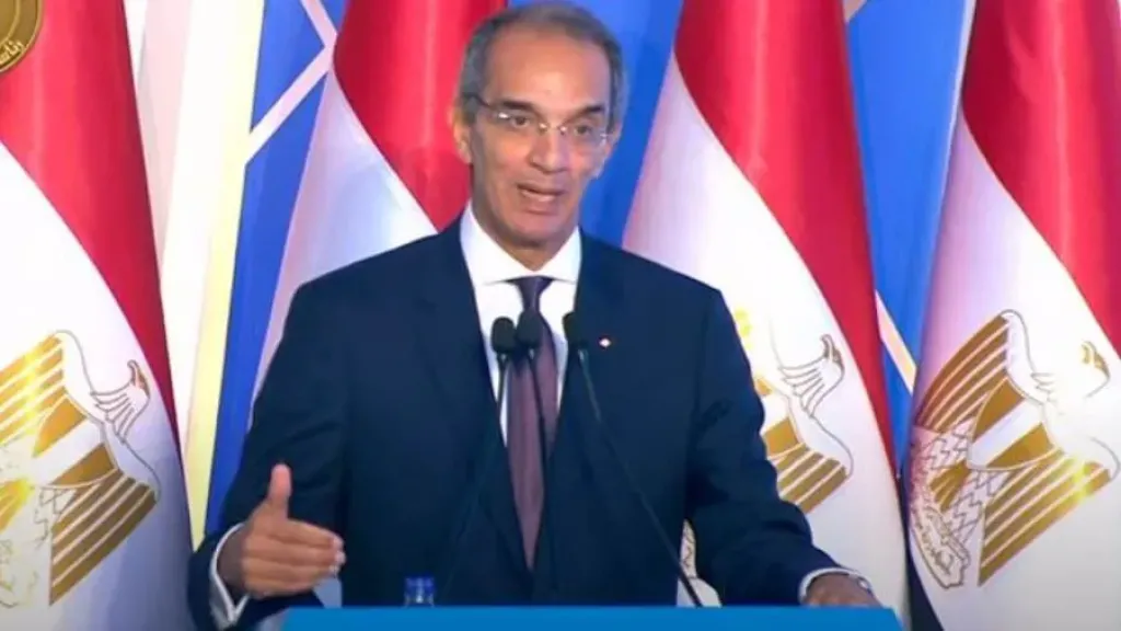 وزير الاتصالات يكشف سبب انتشار النيران بشكل سريع فى حريق سنترال رمسيس