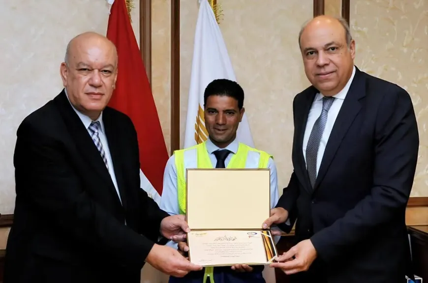 وزير الطيران المدني يُكرّم موظفًا بمطار القاهرة الدولي لأمانته .