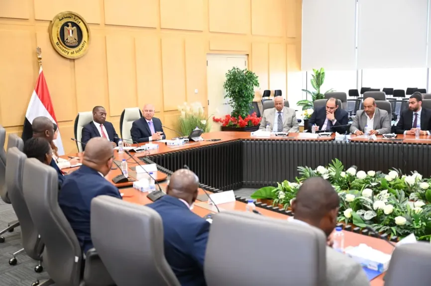 وزير الصناعة والنقل يبحث مع  وزير التخطيط  بالكونغو الديمقراطية  تدعيم التعاون في مجالات النقل المختلفة