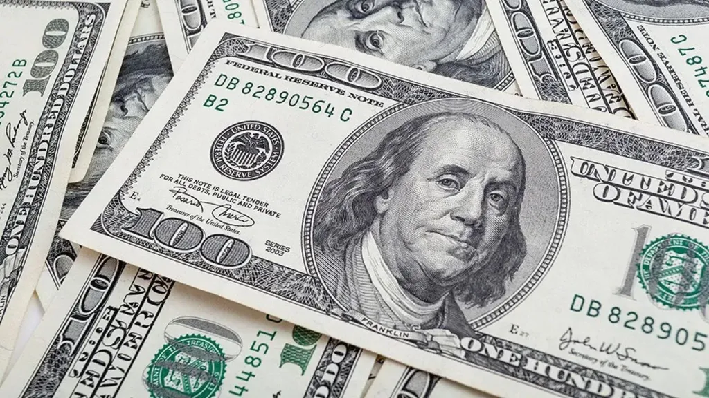 الدولار يتراجع عالميا في ظل رد فعل محدود للأسواق على الرسوم الجمركية الأمريكية الجديدة