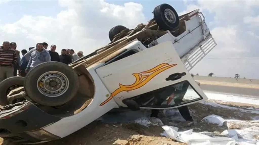 انقلاب سيارة ربع نقل محملة بالعمال يصيب 9 على كوبري جمجرة ببنها