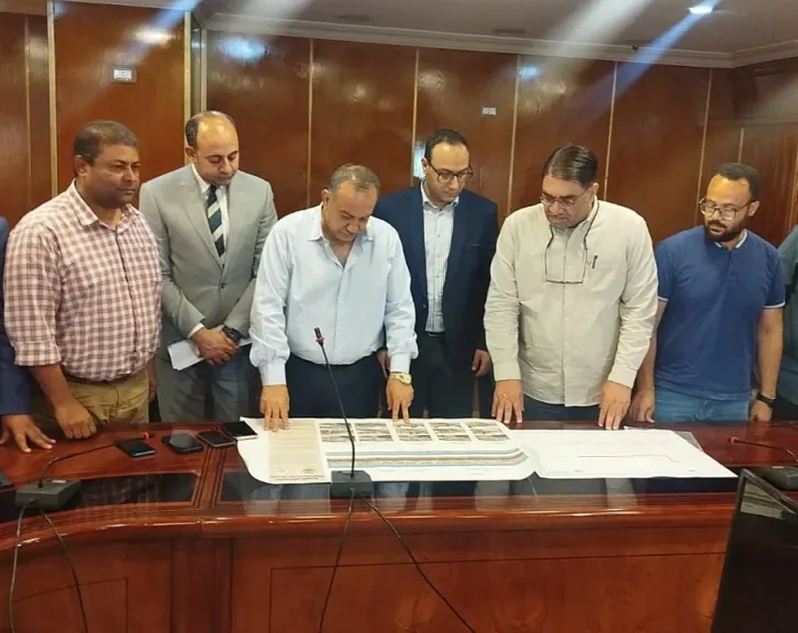 محافظ أسيوط يبحث مقترح تطوير كورنيش النيل ليصبح متنفساً ترفيهياً