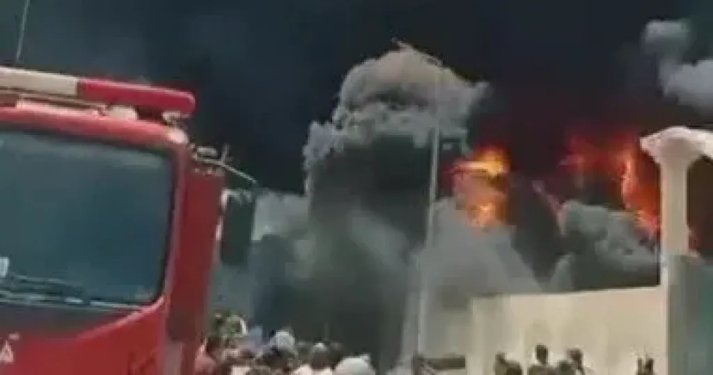 كردون أمنى لتسهيل عمليات إطفاء حريق مصنع منظفات وكيماويات مدينة بدر