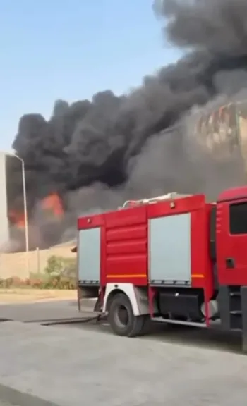 الدفع بـ4 خزانات مياه استراتيجية لإخماد حريق مصنع مدينة بدر