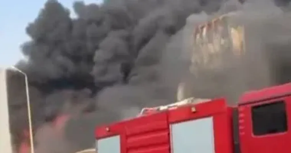 تصاعد الأدخنة الكثيفة من حريق مصنع منظفات وكيماويات مدينة بدر.. صور