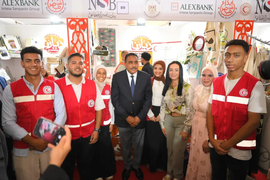 الهلال الأحمر المصري يعرض منتجات يدوية ويقدم خدمات تطوعية متميزة في ”ديارنا مارينا”