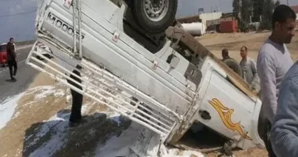 أصابه 13 عاملا إثر  إنقلاب سيارة ربع نقل محملة بالعمالة الزراعية بكوم حمادة