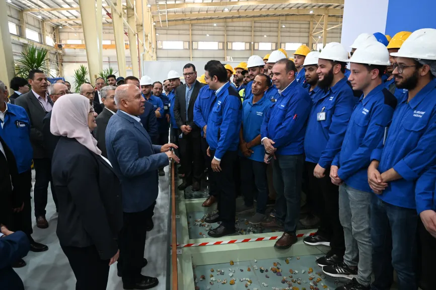 وزير الصناعة والنقل يفتتح مصنع الزجاج الهندسي ويضع حجر الأساس لمصنع جديد لإنتاج ثلاجات وديب فريزر بمجموعة شركات العربي