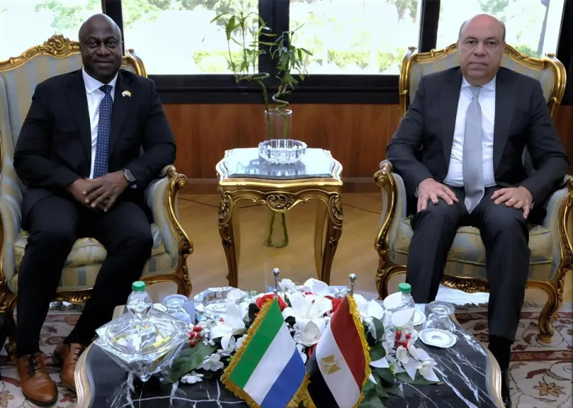 وزير الطيران المدنى يبحث مع نظيره السيراليوني آفاق التعاون المشترك في مجالات الطيران المدنى  المختلفة