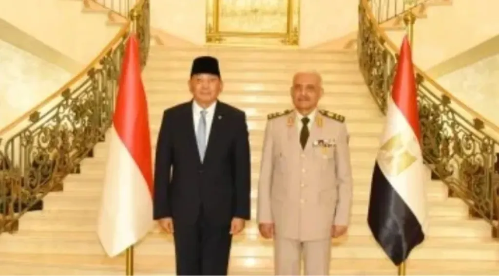 الفريق أول عبد المجيد صقر يلتقى وزير الدفاع الإندونيسى