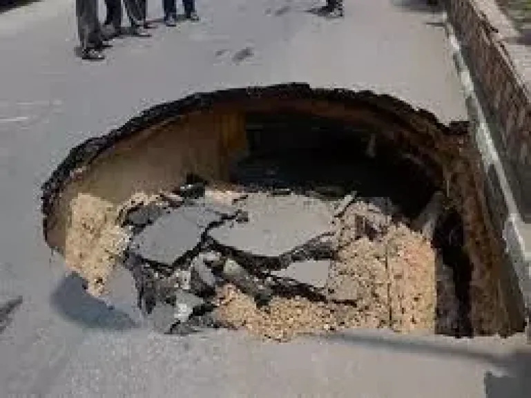 هبوط أرضي أسفل كوبري التجنيد.. محافظة القاهرة توضح السبب