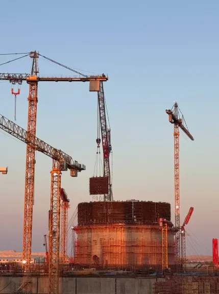 الانتهاء من تركيب المستوى الثالث من وعاء الاحتواء الداخلي لمبنى المفاعل بالوحدة النووية الثانية بمحطة الضبعة