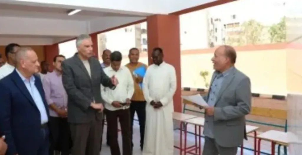 محافظ أسوان يتفقد مدارس الرضوان والأحمدية للقضاء على تكدس الفصول