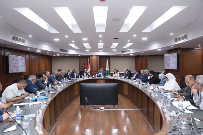 محافظ الجيزة يبحث مع نائب وزير الإسكان الموقف التنفيذي لمشروعات مياه الشرب والصرف الصحي بالمحافظة