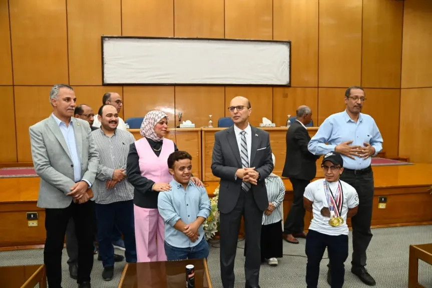 الدكتور المنشاوي يكرّم طلاب جامعة أسيوط من ذوي الهمم الفائزين في مسابقات