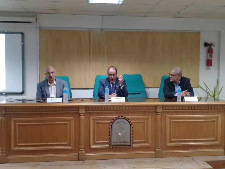 التحديات في علاج قصر القامة عند الأطفال في يوم علمي بمستشفى الأطفال
