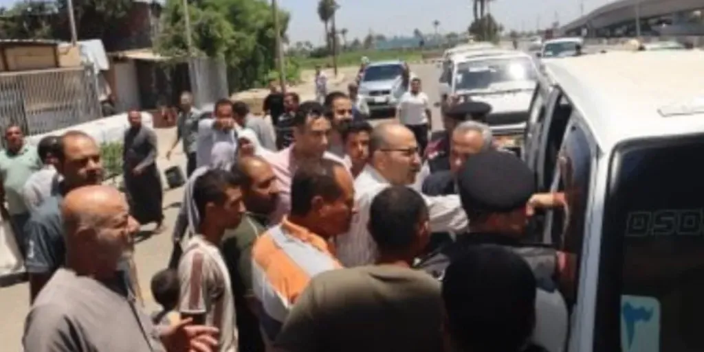 سحب رخصة سائق سرفيس بمجمع المواقف الجديد ببنى سويف لتحصيل أجرة زائدة
