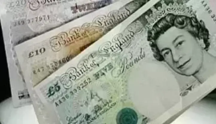 تراجع الجنيه الإسترلينى مقابل الجنيه المصرى.. تعرف على أسعار الشراء والبيع