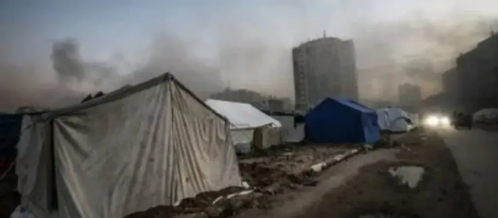 شهداء ومفقودون تحت الأنقاض فى قصف إسرائيلى على غزة واستهداف نازحين
