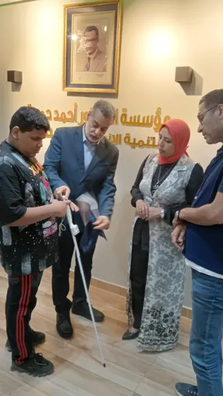 محافظ أسيوط يوجه بتسليم عصا ذكية للطالب