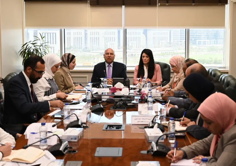اجتماع تنسيقي بين الصناعة والتخطيط لرسم خارطة طريق لمواجهة آلية الكربون الأوروبية CBAM”