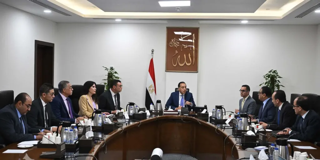 مدبولي يستعرض النسخة النهائية من مشروع قانون المناطق المركزية للمال والأعمال تمهيدا لإحالته إلى البرلمان