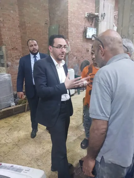 ضبط أكبر مخزن لإعادة تدوير أجهزة كهربائية باسم علامات تجارية شهيرة بالقاهرة