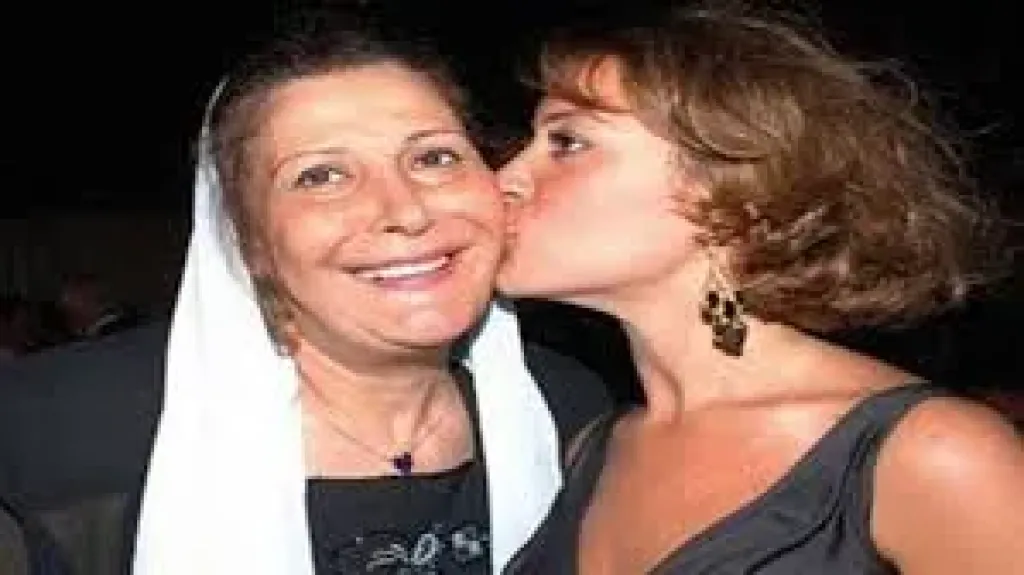 أول تعليق من منة شلبي على شائعة وفاة والدتها
