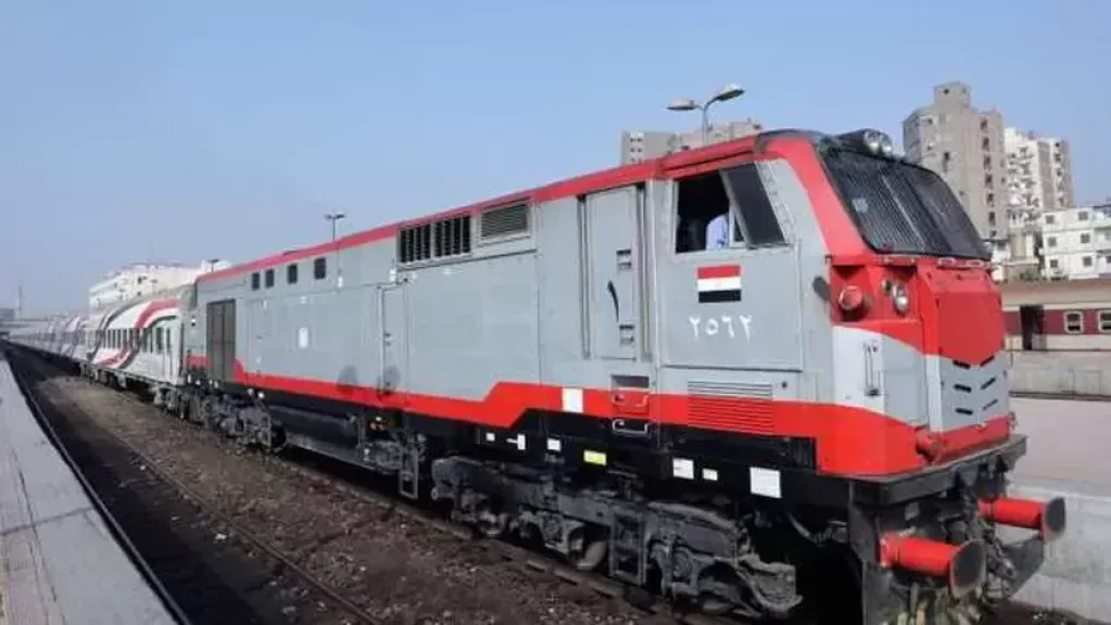 شاهد أعمال تركيب القضبان بمشروع الخط الأول بشبكة القطار الكهربائى السريع