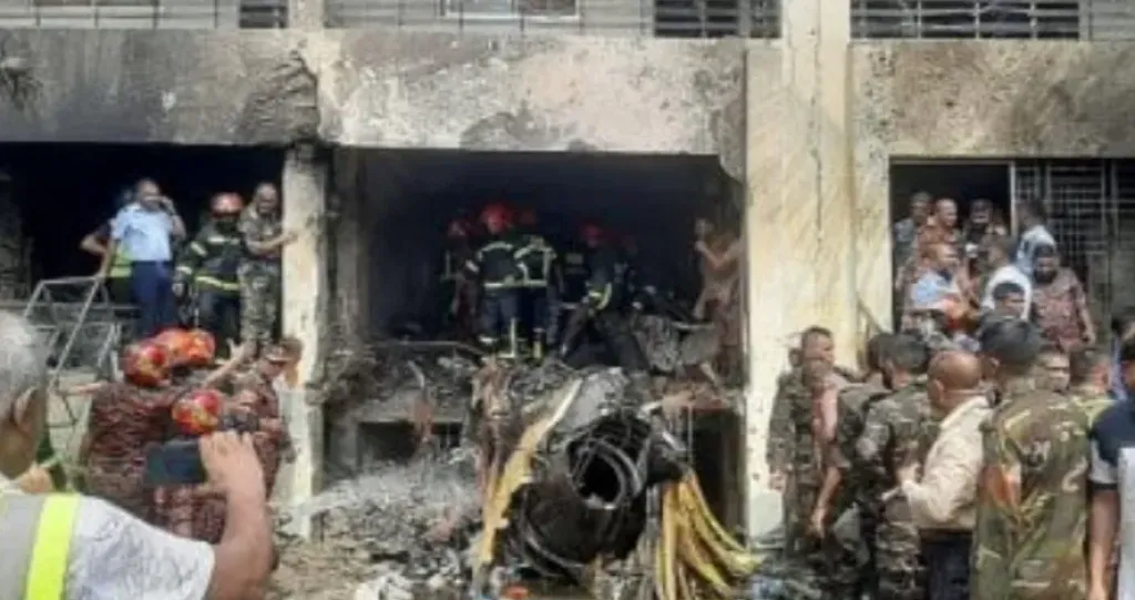 أكثر من 119 شخصا ضحايا سقوط طائرة على حرم مدرسة وكلية فى بنجلاديش