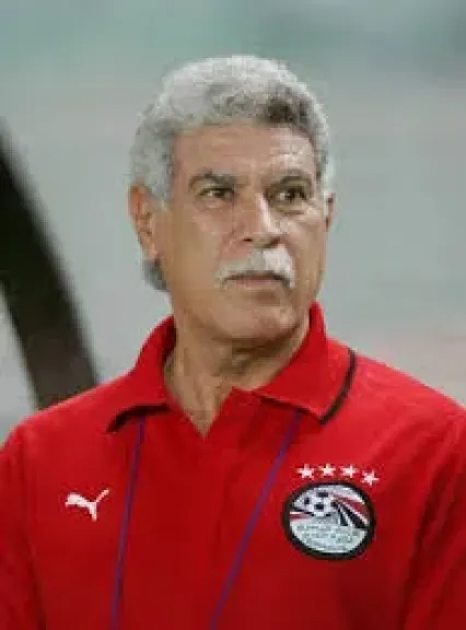 ”المعلم” في غرفة العمليات.. رحلة أسطورة الكرة المصرية من المجد إلى الوعكة