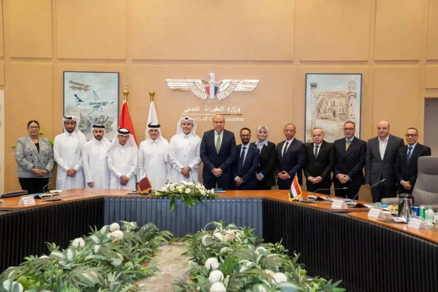 وزير الطيران يستقبل وفدًا قطريًا ويعلن عن مشروع مشترك لتطوير المسارات الجوية