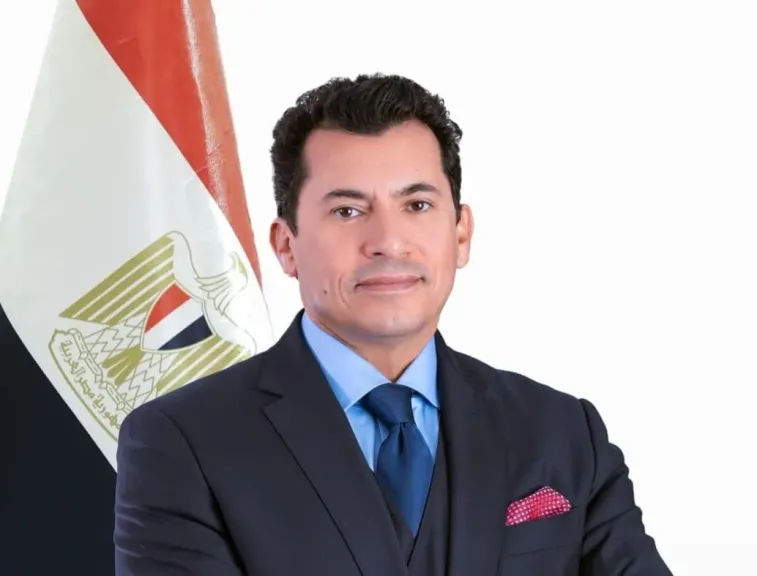 وزير الشباب والرياضة يتابع الحالة الصحية للكابتن حسن شحاتة