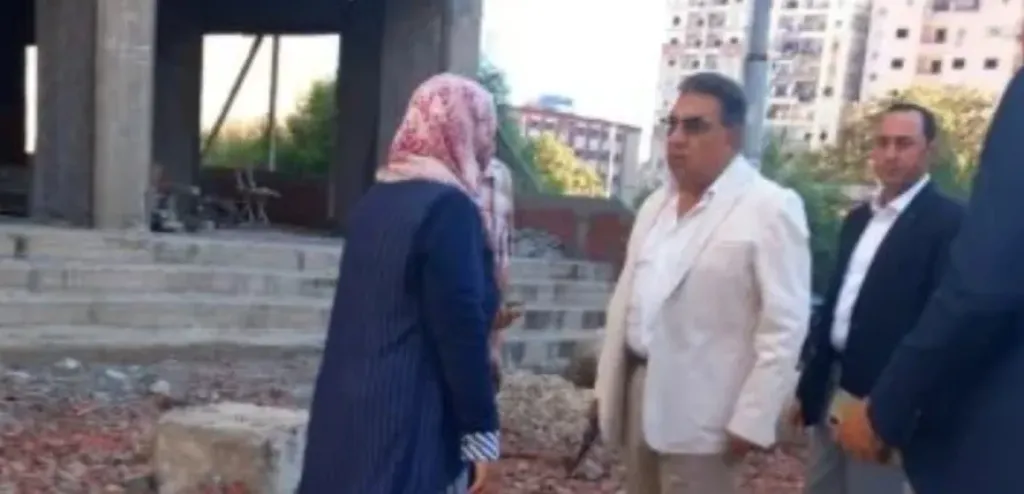 محافظ الدقهلية يشكر عمال النظافة ويوجه بإزالة مخالفات الأبراج فورًا خلال جولة مفاجئة بطلخا