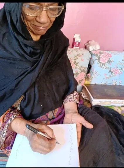 حفيدة تفتح لجدة السبعينيات باب النور في مبادرة «لا أمية مع تكافل وكرامة