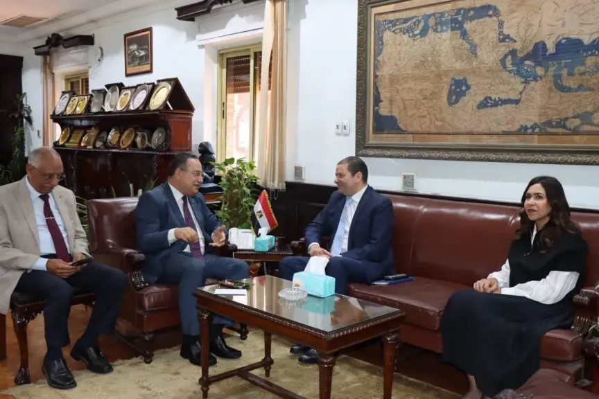 رئيس جامعة الإسكندرية يستقبل نائب رئيس هيئة التأمين الصحى الشامل لبحث سبل التعاون في تطبيق المنظومة بالمحافظة