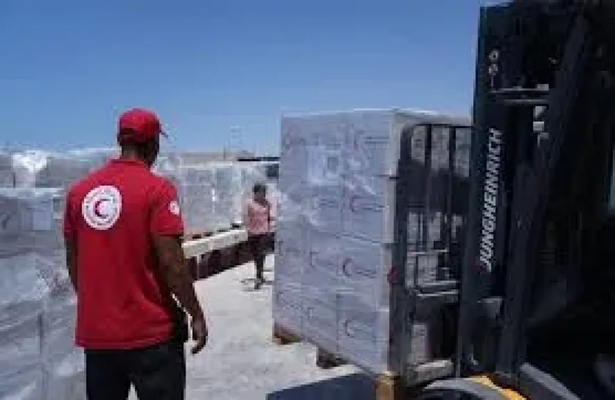 متطوعو الهلال الأحمر المصري.. رجال لا يعرفون اليأس في مساندة أشقائنا الفلسطينيين بغزة»
