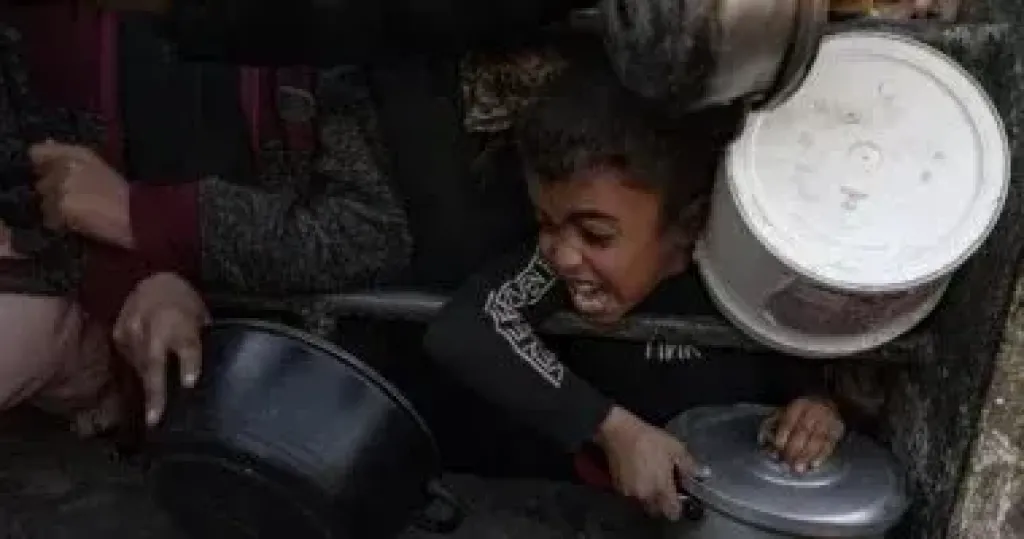 12 شهيدا جراء استهداف الاحتلال طالبى المساعدات بمحيط محور موراج جنوب خان يونس
