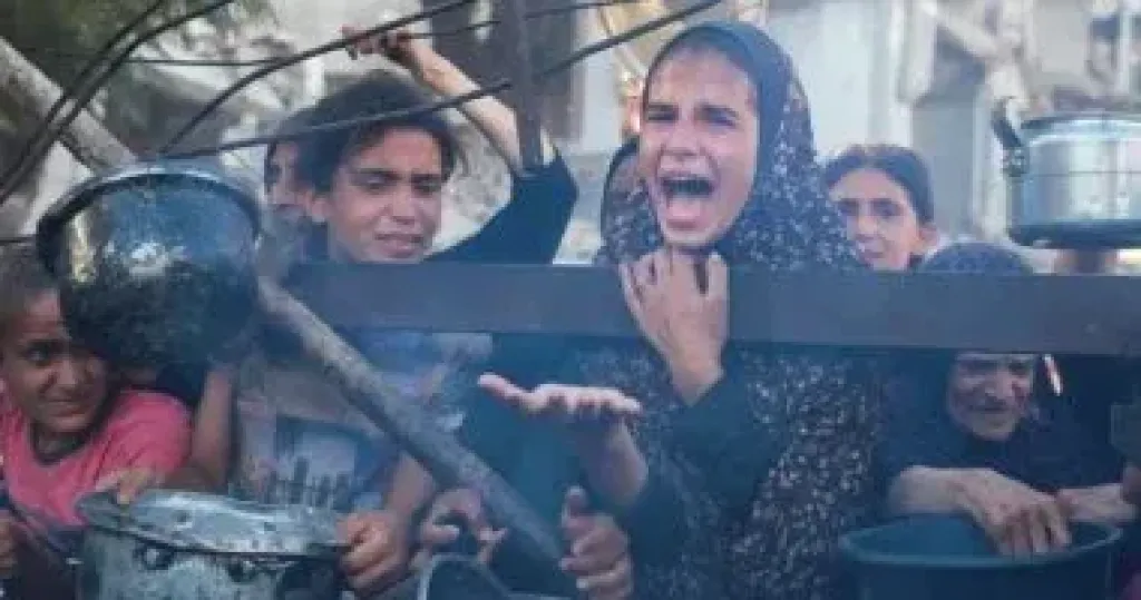 وزير خارجية الإمارات : الوضع الإنساني في غزة حرج وسنستأنف عمليات الإسقاط الجوي للمساعدات فورا