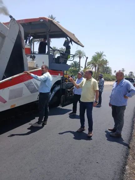 محافظ أسيوط بعلن عن بدء أعمال فرد الطبقة الأسفلتية لطريق الكوم الأحمر