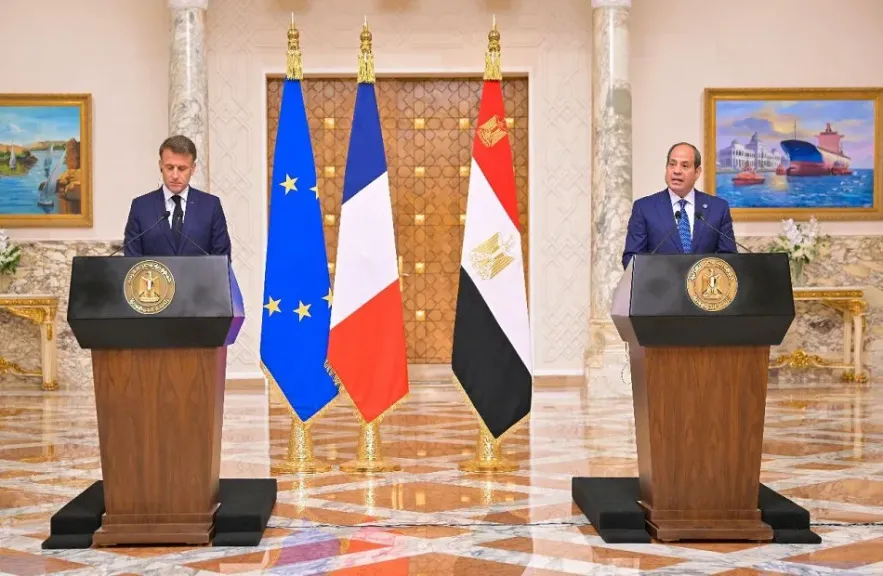 ماكرون يشكر الرئيس السيسي على جهود مصر في إنجاح مؤتمر إعادة إعمار غزة والضفة الغربية