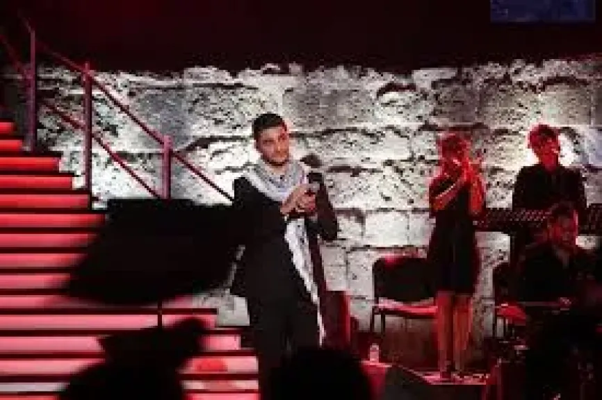 محمد عساف يشعل مهرجان قرطاج برسالة فنية وإنسانية: لكِ الله يا فلسطين