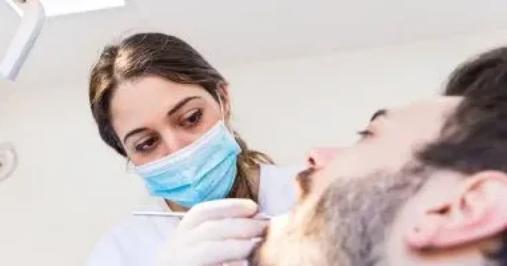 قد يسبب إتلافها.. 6 أسباب لصرير الأسنان وكيفية إيقافه