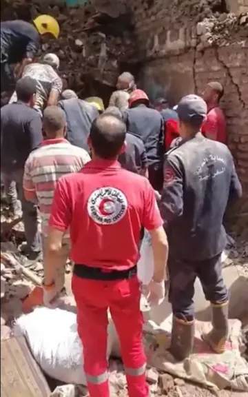 الهلال الأحمر المصري يساند جهود الحماية المدنية في انتشال ضحايا حادث عقار طنطا