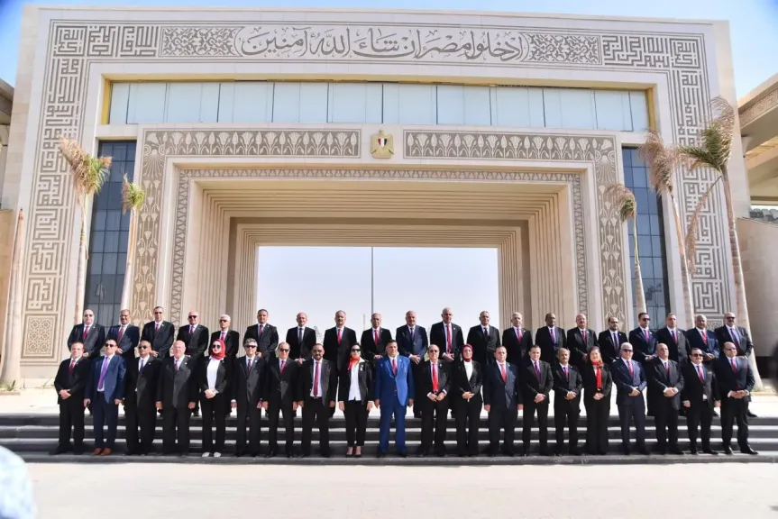 صور تذكارية لمرشحي ”حماة الوطن” أمام ساحة الشعب قبل المؤتمر الجماهيري بالعاصمة الإدارية