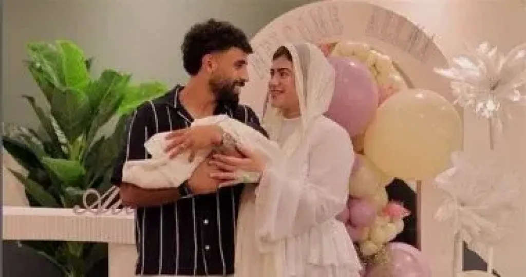 نجم الأهلي مروان عطية وزوجته سلمى صقر يحتفلان بمولودتهما الأولى ”ألما”